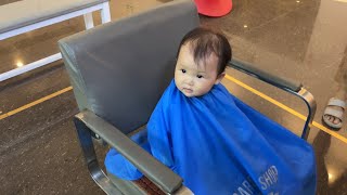 Nine-month-old baby's first haircut, super cute.九个月宝宝第一次剪头发，超可爱