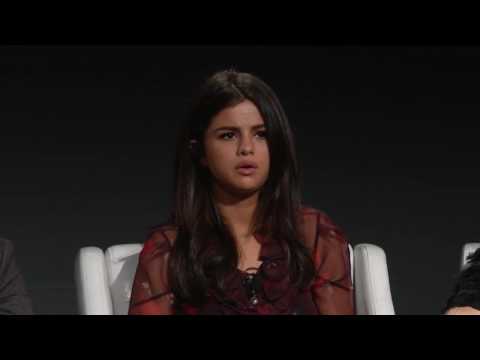Video: Selena Gomez Zeigt, Wie Reha Ihr Geholfen Hat, Ihre Netflix-Show Zu Produzieren
