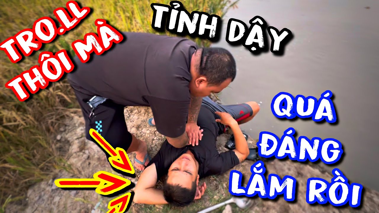 Ku đạt và ku lùn bị Thánh Xàm hành mệt muốn té xỉu luôn phải ôm cục tức ở trong lòng