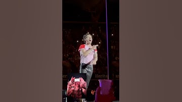 Harry Styles LOSES It After Seeing THIS Wild Fan Sign 😳😂