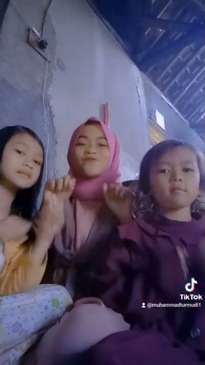 aku smp yg pake baju pink kalo yang ber dua bocil senggol dong