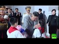 فيديو.. كيم جونغ أون يصل مكان العرض العسكري والأطفال يستقبلونه بالزهور