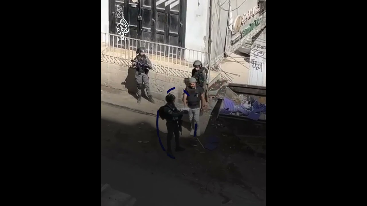 الاحتلال يتلف كراتين البيض ويرميها في القمامة خلال اقتحام المحلات التجارية في مخيم شعفاط