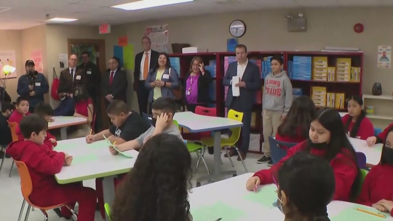 ⁣Program teaches Chicago students financial literacy with real money