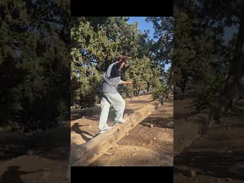 قدم زدن روی تنه سبز درخت افتاده قدم زدن سرگرمی  