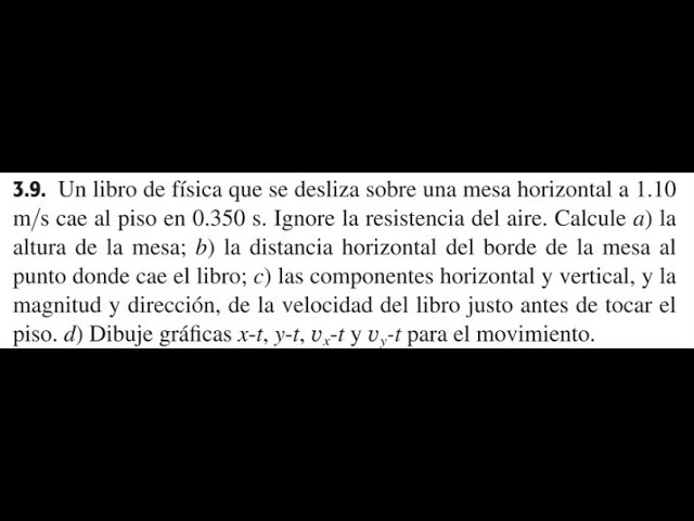 Tiro Cercano De Una Mano Que Sostiene Un Pequeño Martillo De Madera Aislado  En Blanco Fotos, retratos, imágenes y fotografía de archivo libres de  derecho. Image 74161157