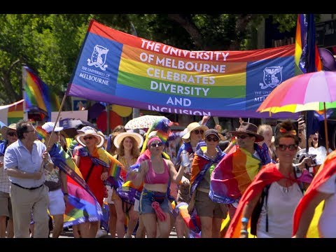 वीडियो: मिडसुम्मा फेस्टिवल: मेलबर्न गे प्राइड