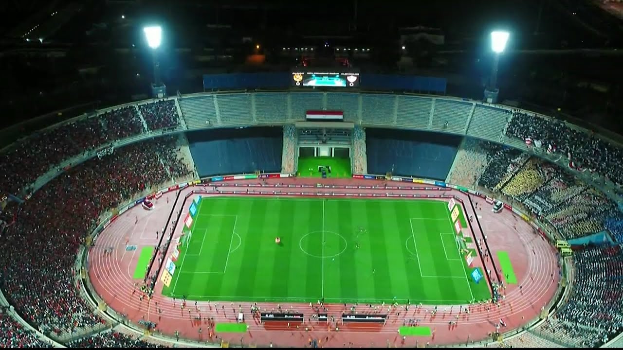 تيفوهات جماهير الأهلي والزمالك تشعل ستاد القاهرة قبل إنطلاق مباراة القمة