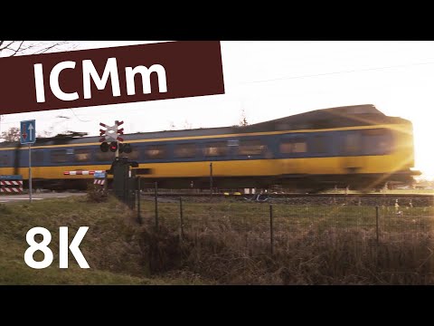 PRACHTIGE BEELDEN van een voorbijrazende ICMm-IV nabij SPOORWEGOVERGANG EEMWEG IN SOEST | 8K