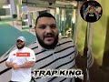 شاهد كيف كانت ردة فعل TRAP KING عندما فاجاه شخص مجهول كي اقترب منه وطلب بعض المال ليشتري به اكل 