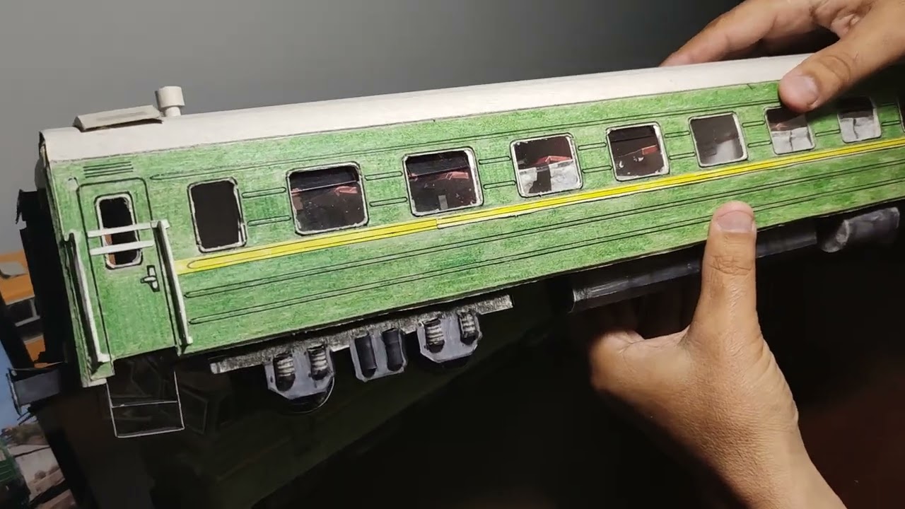 Локомотив электровоз ВЛ-80 и пассажирский вагон