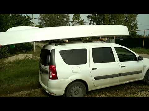 Loading a boat on a car roof. Погрузка лодки на крышу машины.