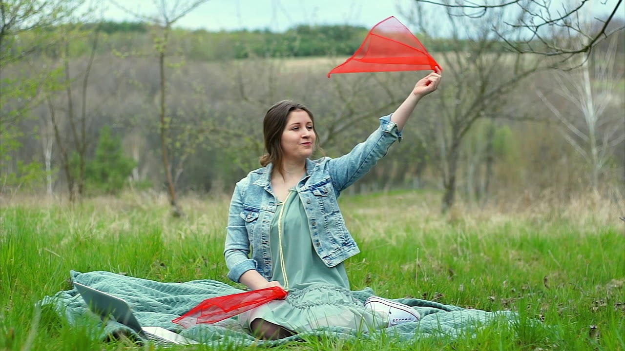 Zabawa muzyczno ruchowa z wykorzystaniem kolorowej chusty