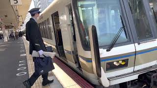 昼間の加茂方面は毎時1本。221系NA417編成＋NA426編成大和路快速加茂行き奈良駅到着発車。