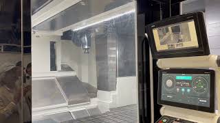 DMG森精機が伊賀事業所の第3精密加工工場に導入した超大型5軸加工マシニングセンタ「DMU 1000 SE」の工具交換