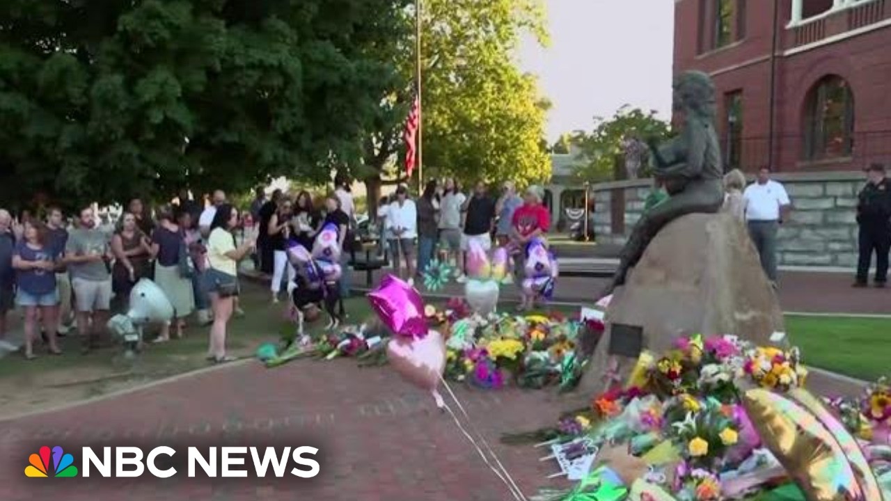 Fans gather at Dolly Parton's statue in her hometown