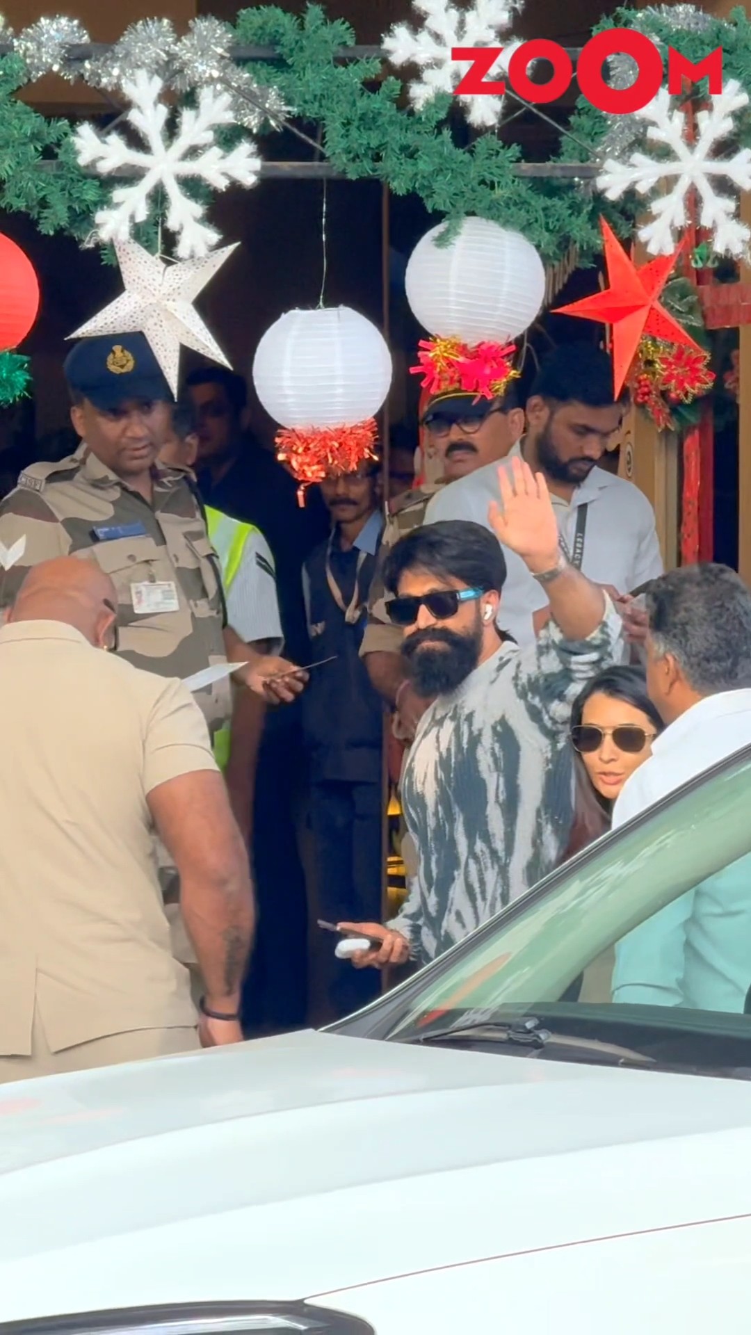 Yash happily WAVES at paps as they call out his name at the airport ? #shorts #yash #kgf