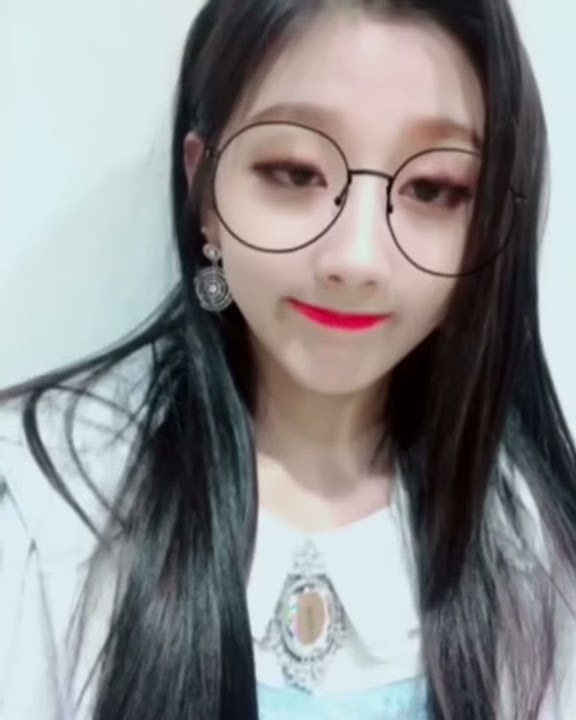 Lovelyz yein eating strawberry