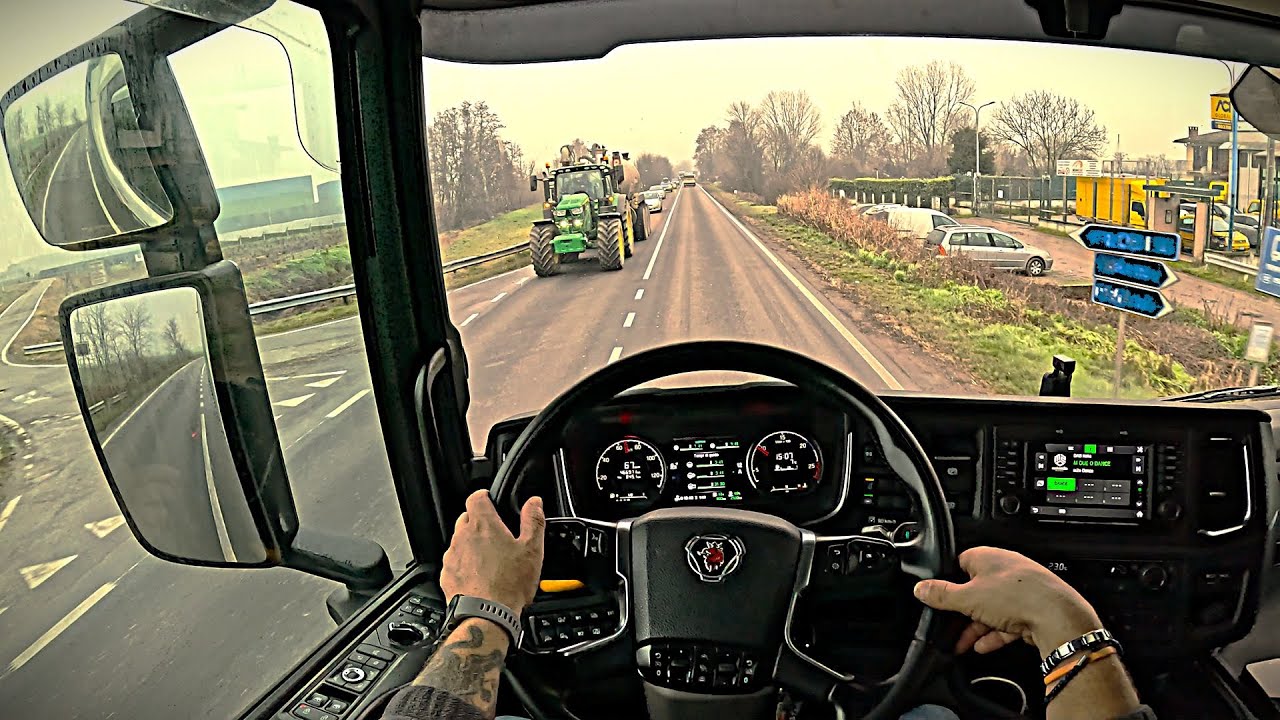 A bordo di un camion Viaggio in silenzio  #camionista #camion #autostra #lavoro #ultimo12metri