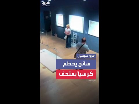 سائحان يران كرسيا مرصعا بالكريستال في متحف بمدينة فيرونا في إيطاليا