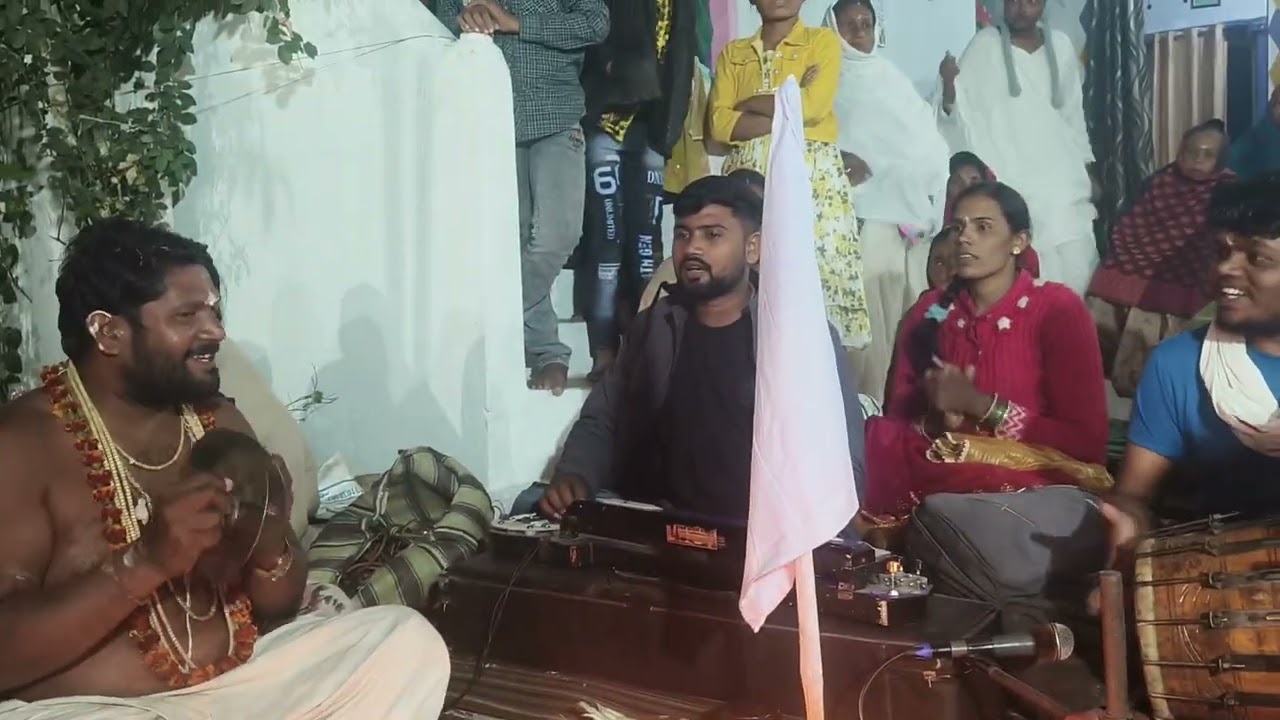 गुरु बाबा के चरण में पान नारियल फूल चडहाबो