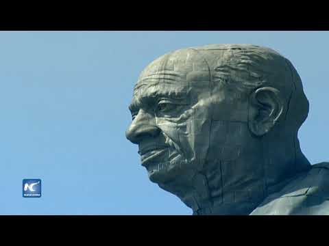 Develan estatua más