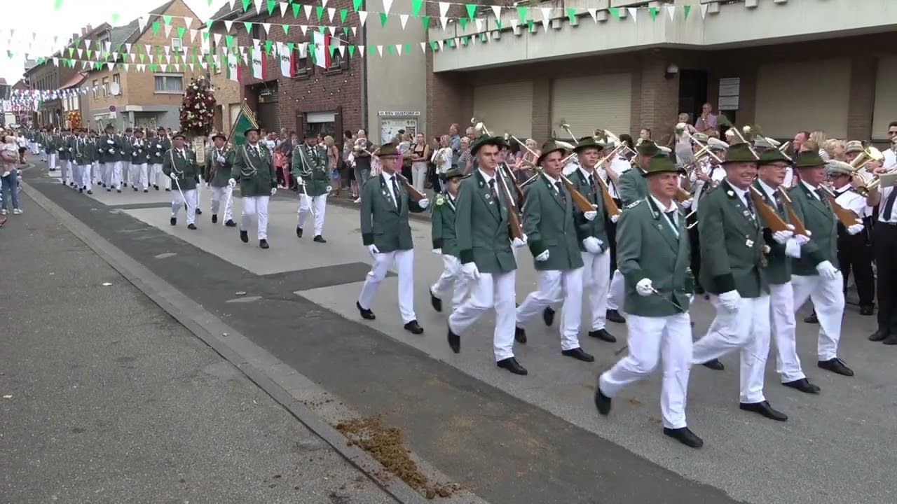 Schützenfest 2024 in Grevenbroich-Gustorf. Das Jägercorps zur  Königsparade
