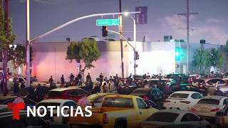 Asistentes a carreras ilegales intentan huir de la policía en Los Ángeles | Noticias Telemundo