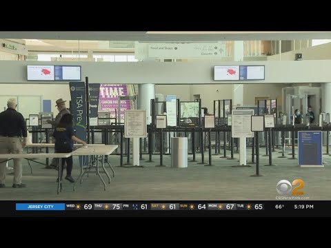 Video: Në çfarë ore hapet Aeroporti Islip MacArthur?