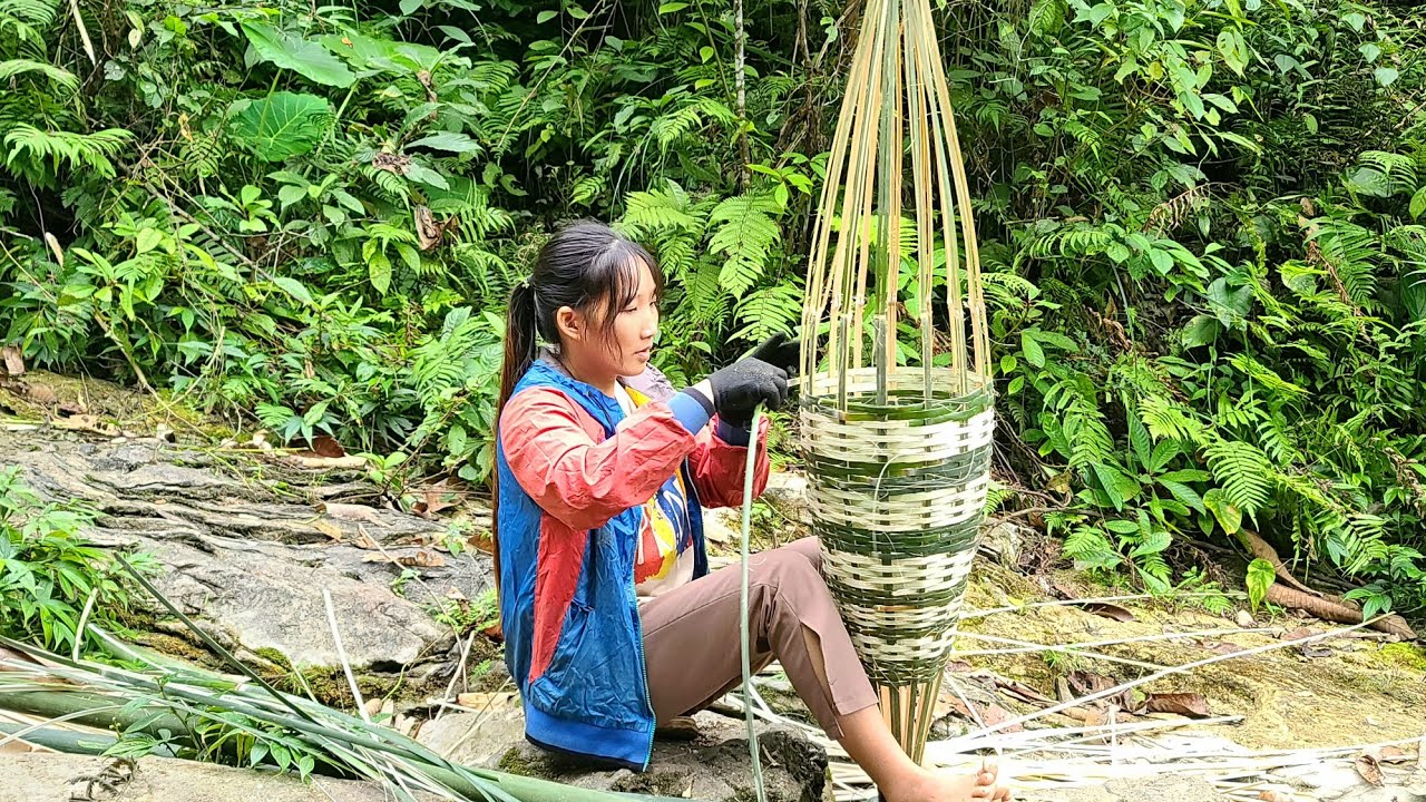 Single girl weaves bamboo baskets to trap fish - Daily Life Thuy - YouTube