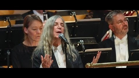 ボブ・ディラン欠席のノーベル賞授賞式、パティ・スミスが「はげしい雨が降る」熱唱（動画）