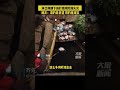 10月4日,云南丽江,环卫阿姨在下游打捞河灯防火灾,网友:漂的是愿望,捞的是现实#保护环境#丽江古城