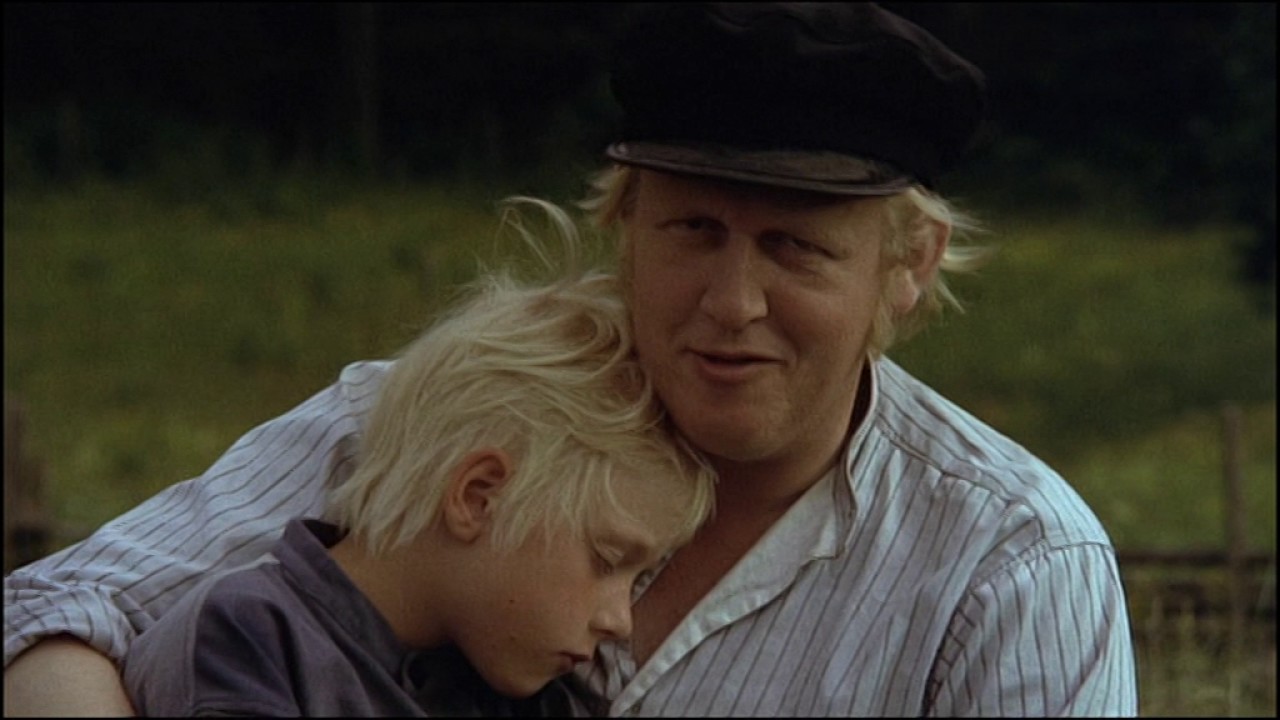 Эмиль из Лённеберги. Серия 12. Как Эмиль накормил животных вишней - YouTube