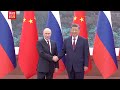 习近平同俄罗斯总统普京握手合影