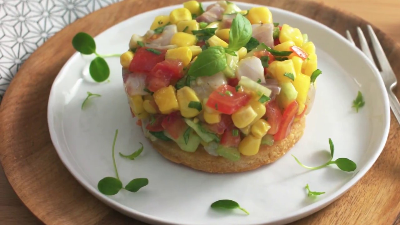 Tartare de printemps au maïs et biscuit parmesan