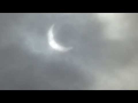 2015.03.20 Solförmörkelsen - Den förmörkade solen tittar äntligen fram