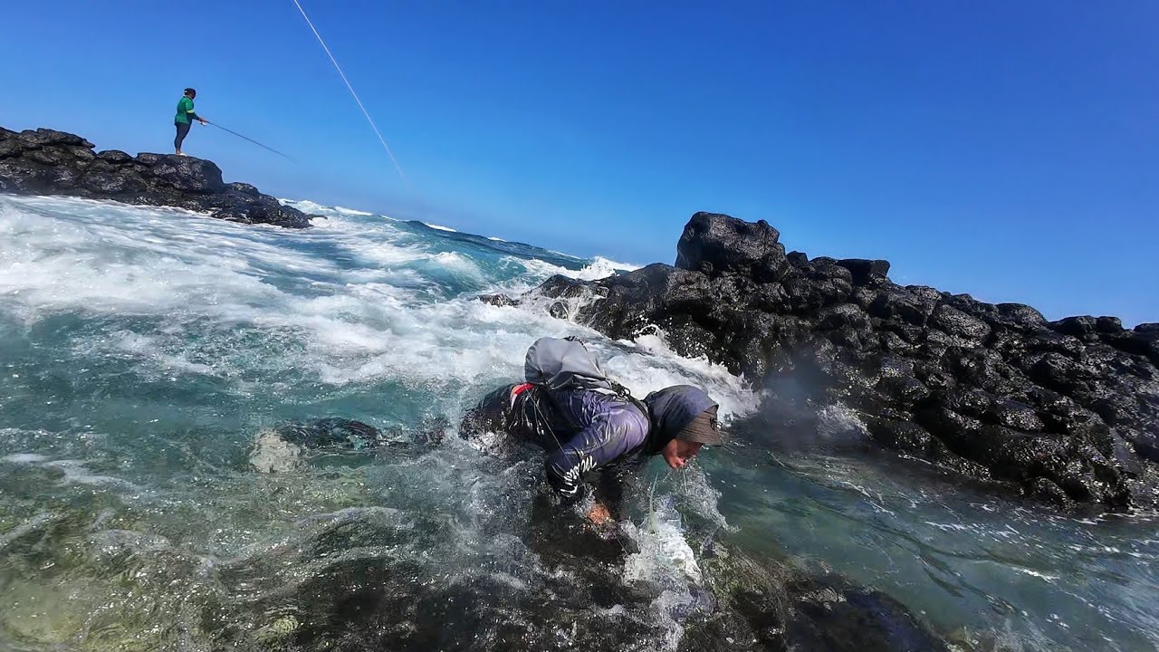 Dangerous Rock Fishing - Hunting Giant Blue Fin Trevally!!