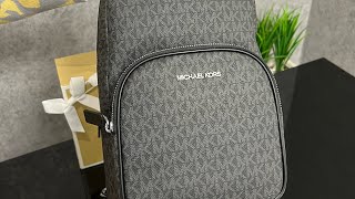 MICHAEL KORS Cooper Logo Sling Pack (black)