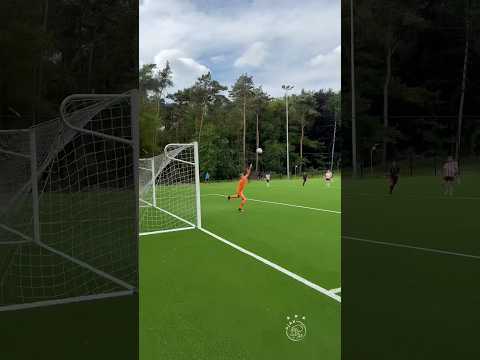 Daan Elshout hitting top bins for Ajax U13s 👌