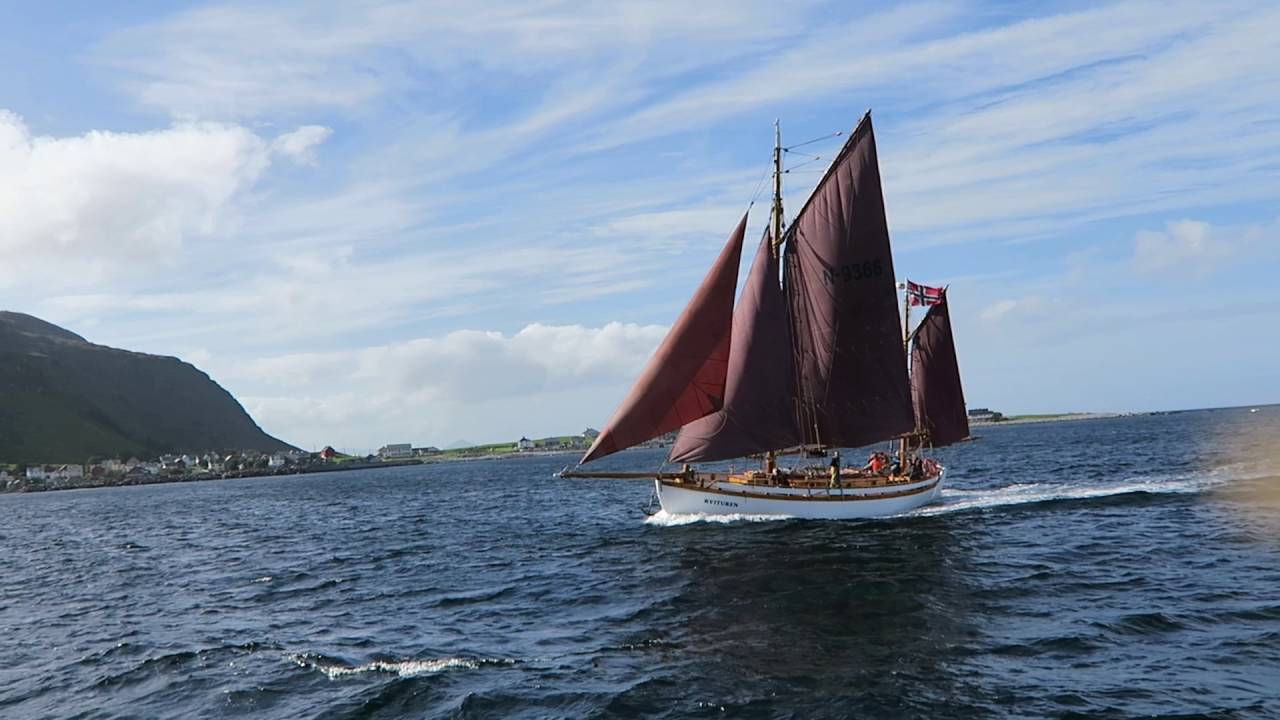 Kvituren i frisk seilas utenfor Alnes fyr