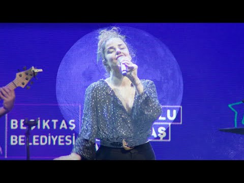 Duygu Soylu - Yanımda Kal (Harun Kolçak Cover) | @ Etiler Sanatçılar Parkı (18.09.2022)