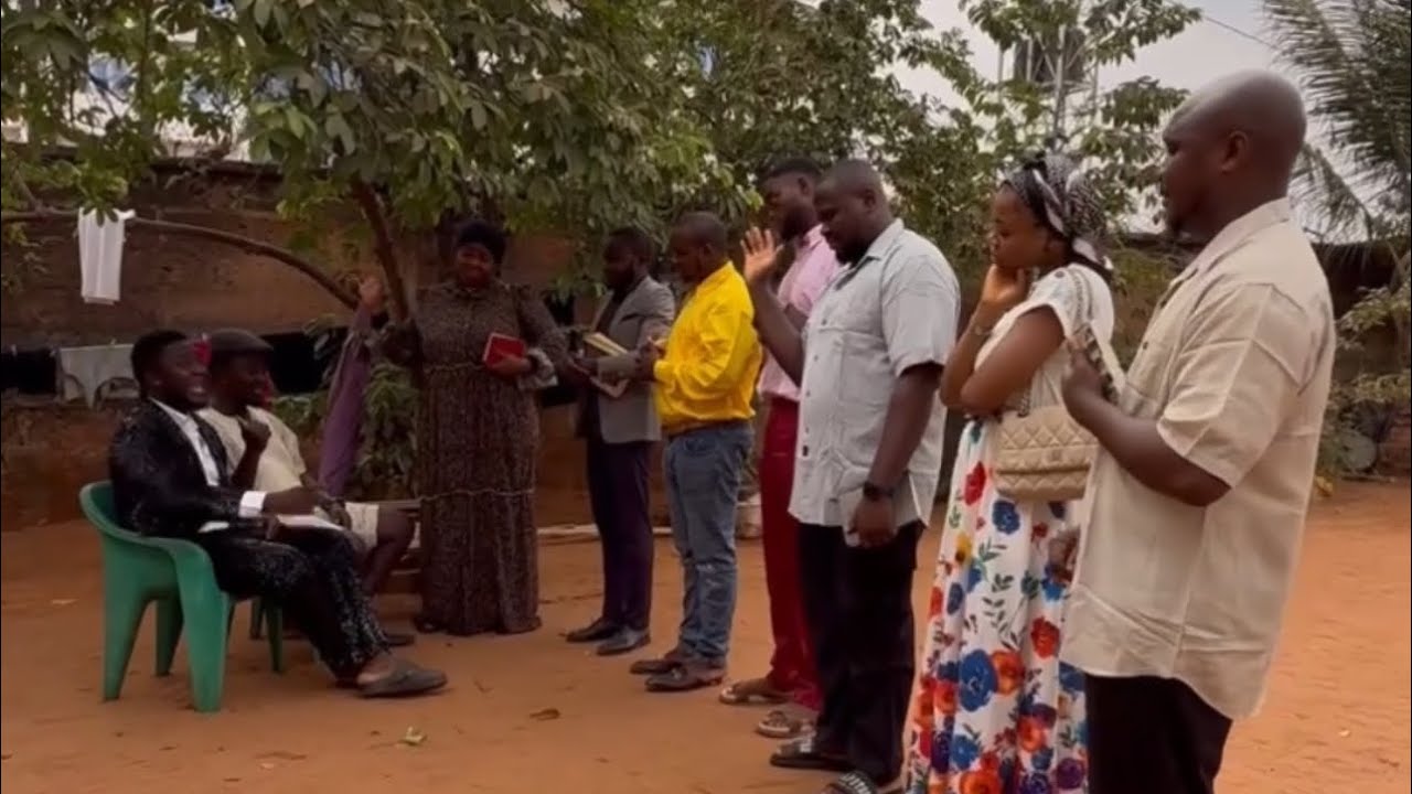 Члены организации «Радикальное вмешательство» навещают своего отца.