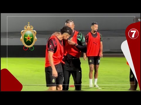 تقبيل الشعار وحركات فنية من اللاعب أمين زحزوح خلال المران الأخير للجيش قبل قمة الرجاء