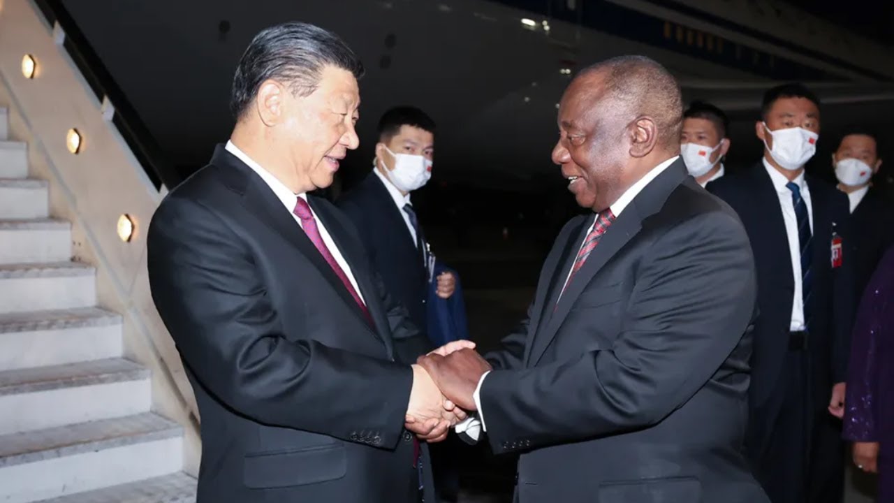Си Цзиньпин прибыл в ЮАР на саммит БРИКС