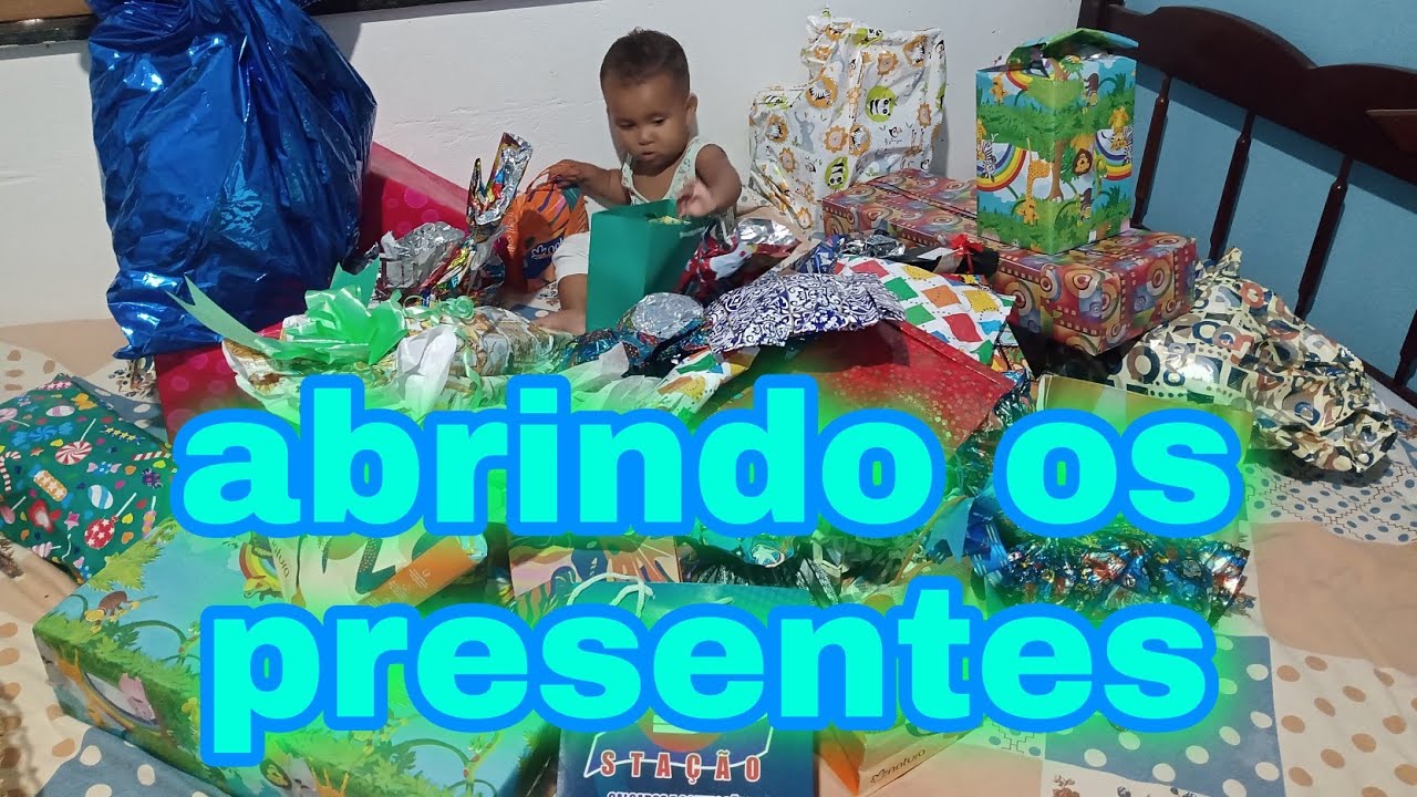 Abrindo os presentes do aniversário de 1ano