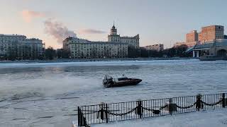 Лодка на воздушной подушке. Фрунзенская набережная в Москве. Февраль 2023