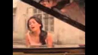 Download lagu Maudy Ayunda - Aku Atau Temanmu