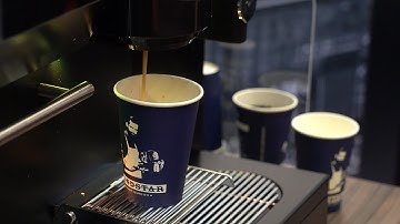 Studenten en medewerkers proeven koffie voor nieuwe automaten