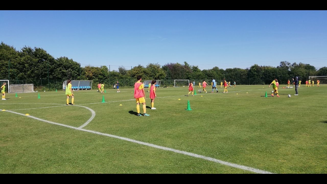 decouverte ピアス Nantes : dans les stages de football, les filles ne sont pas en reste