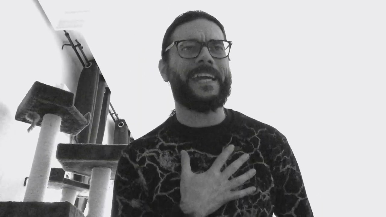 Leo Jiménez cantando "¿Quieres Ser Mi Amante?" (Camilo Sesto)